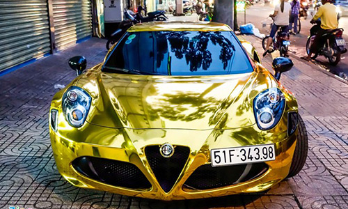 Dân chơi Sài Gòn "bọc vàng" siêu xe Alfa Romeo 4C 